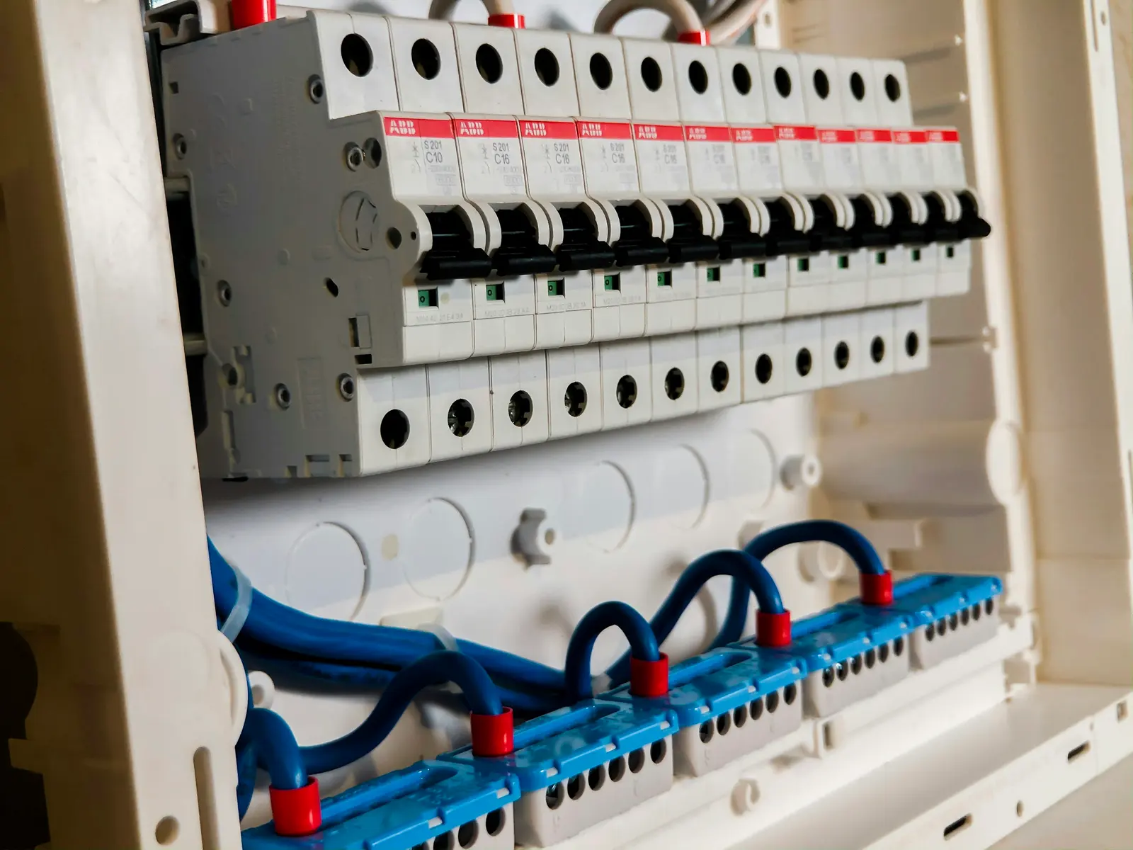 Un tableau électrique neuf : disjoncteurs modulaires et peignes de raccordement.