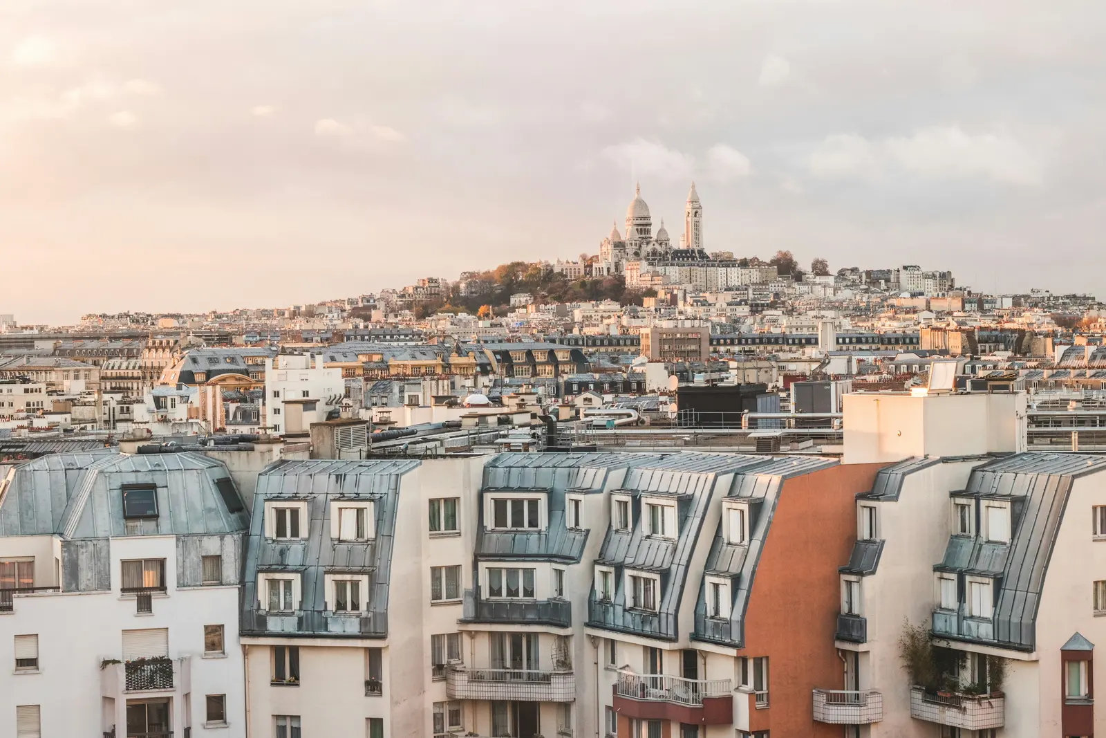 Les toits de Paris au soleil couchant, la butte Montmartre au fond.